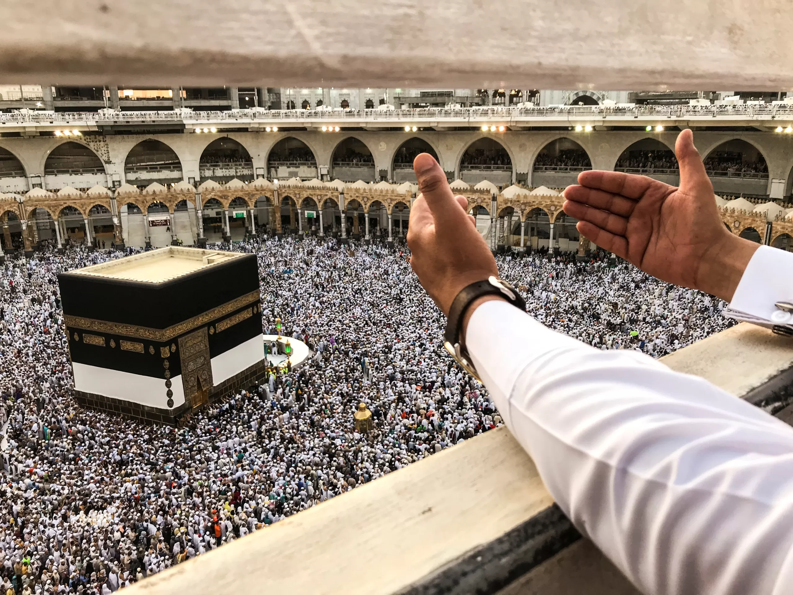 2318873-أحد-الحجاج-يدعى-من-الحرم-المكى السعودية تعلن بدء مناسك الحج في الرابع من حزيران /يونيو