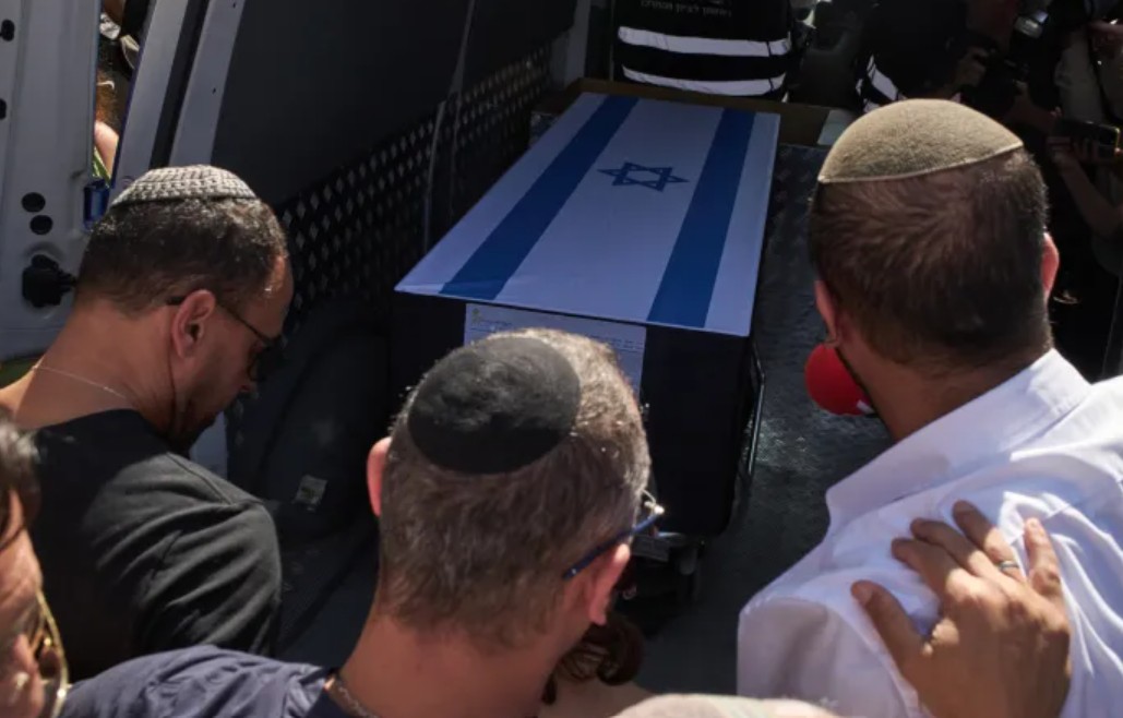 نشرة أخبار المساء: الجيش الإسرائيلي يعلن عن تسلم الصليب الأحمر جثماني رهينتين إسرائيليتين سلمتهما حماس اليوم قبل تسليمهما للجانب الاسرائيلي