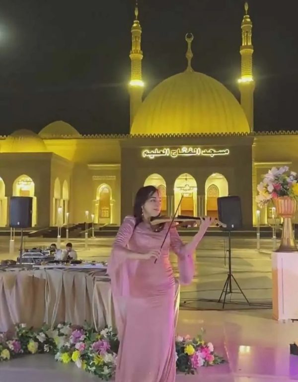 عازفة كمان في مسجد الفتاح العليم
