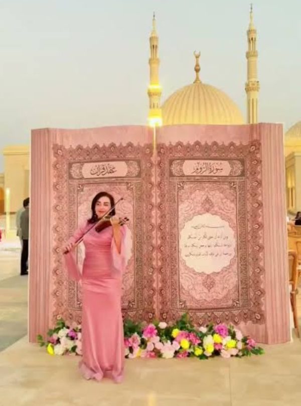 عازفة كمان في مسجد الفتاح العليم