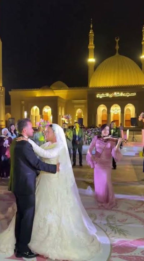 عازفة كمان ورقص في مسجد الفتاح العليم