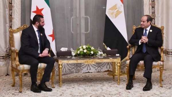 الرئيس المصري عبد الفتاح السيسي ونظيره السوري أحمد الشرع