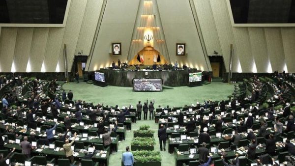 وزير الدفاع الإيراني الجديد يحصل على ثقة برلمان إيران